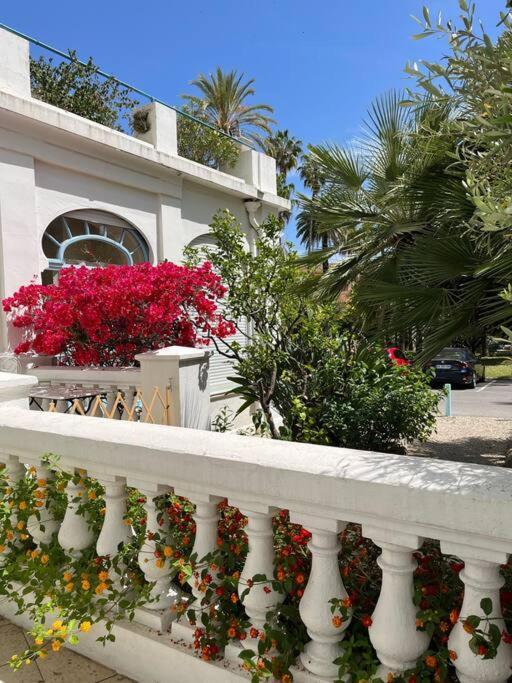 Beautiful Garden Apartment Steps From The Beach ม็องตง ภายนอก รูปภาพ