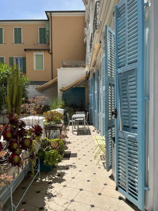 Beautiful Garden Apartment Steps From The Beach ม็องตง ภายนอก รูปภาพ