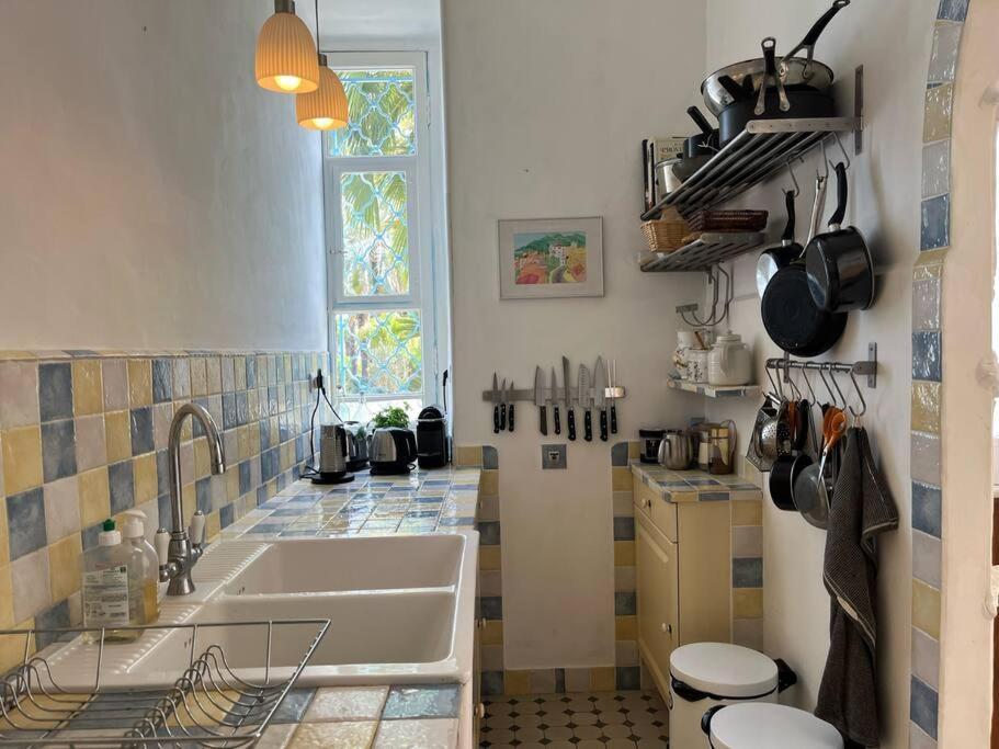 Beautiful Garden Apartment Steps From The Beach ม็องตง ภายนอก รูปภาพ
