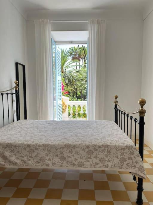 Beautiful Garden Apartment Steps From The Beach ม็องตง ภายนอก รูปภาพ