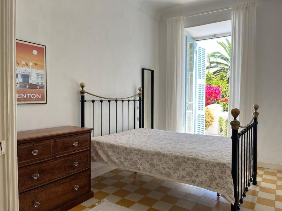 Beautiful Garden Apartment Steps From The Beach ม็องตง ภายนอก รูปภาพ