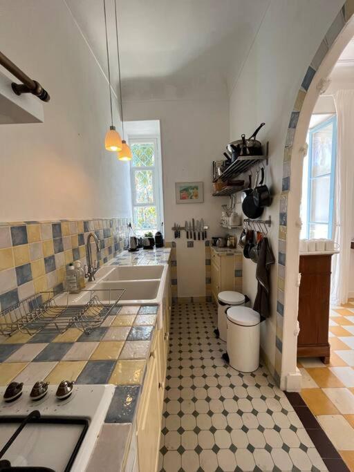 Beautiful Garden Apartment Steps From The Beach ม็องตง ภายนอก รูปภาพ